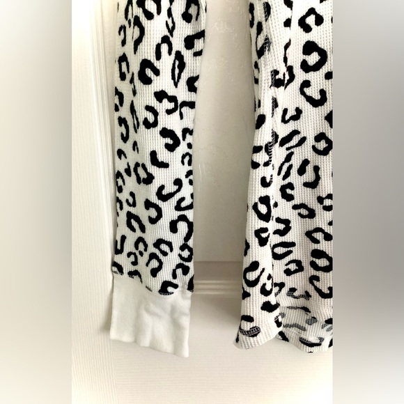 OP Black & White Leopard Thermal Top - Picture 2 of 10